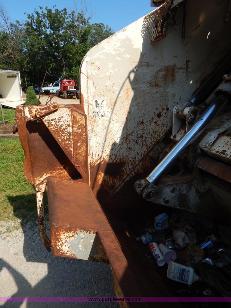 image for item G3265 1997 International 4900 refuse truck