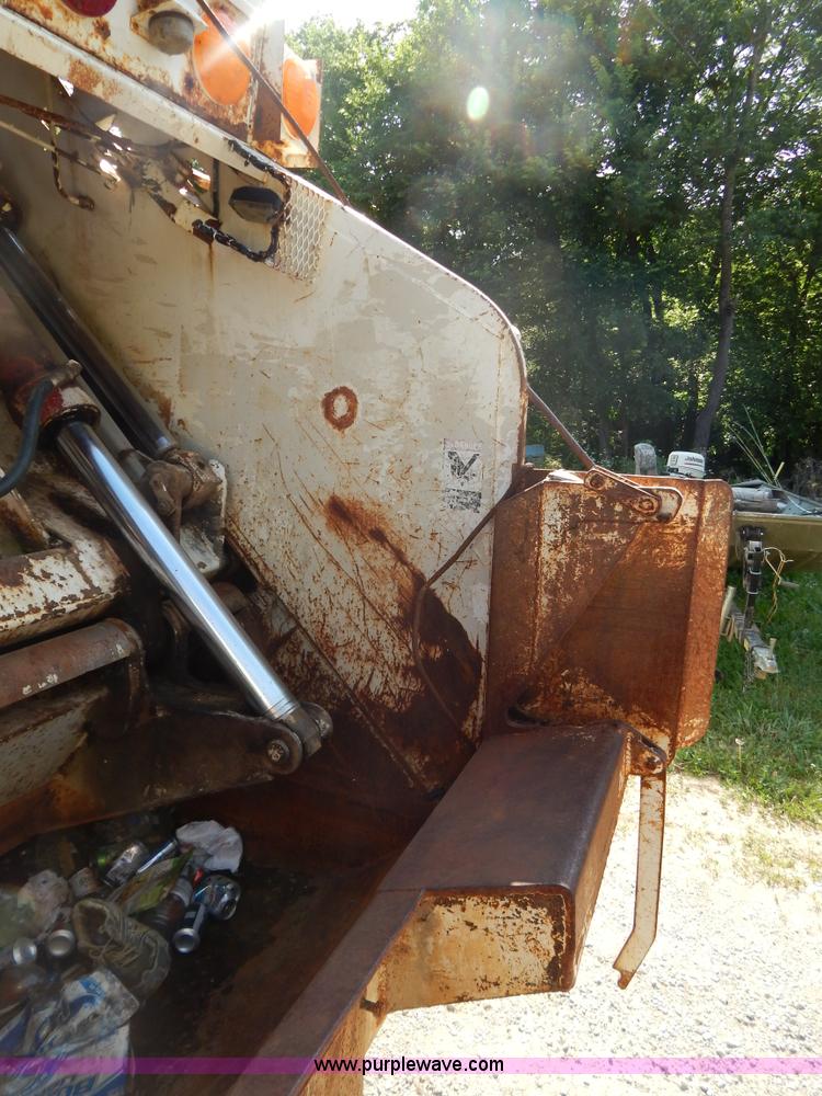 image for item G3265 1997 International 4900 refuse truck