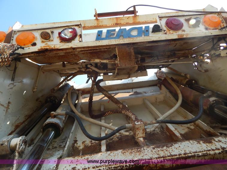 image for item G3265 1997 International 4900 refuse truck