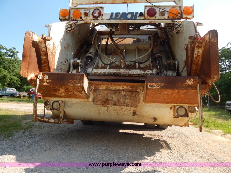 image for item G3265 1997 International 4900 refuse truck