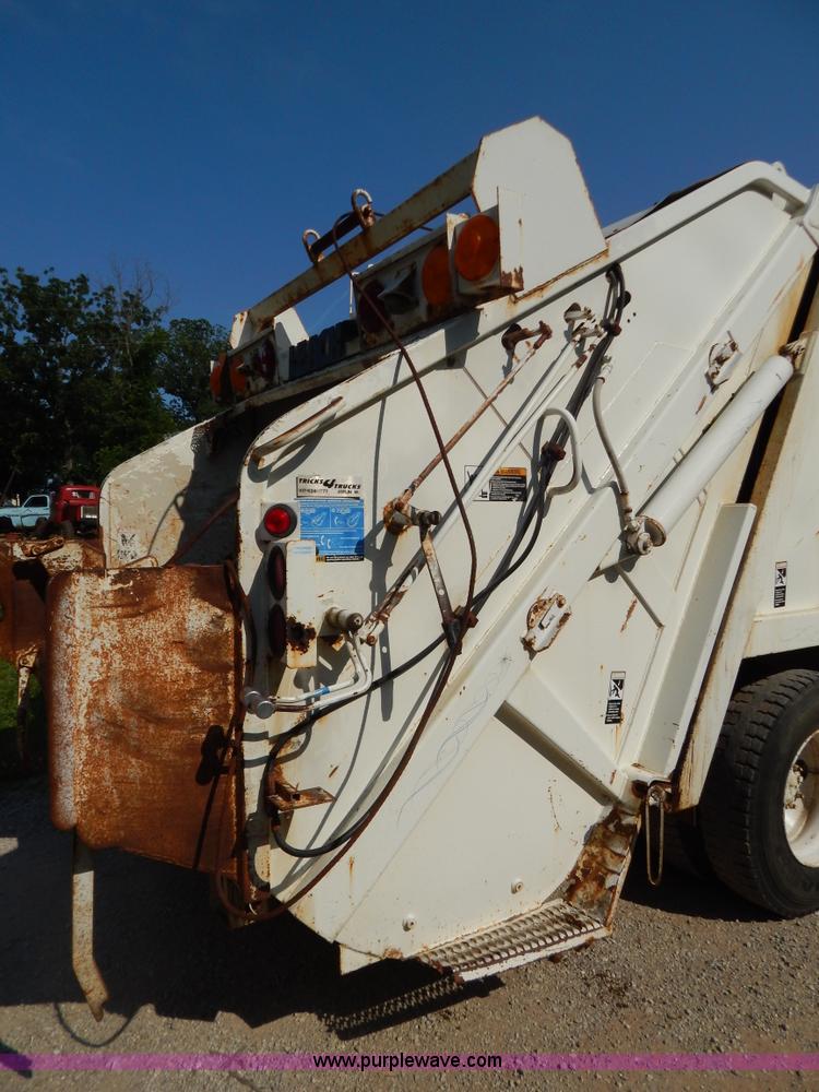 image for item G3265 1997 International 4900 refuse truck