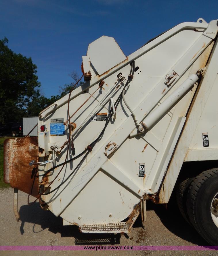 image for item G3265 1997 International 4900 refuse truck