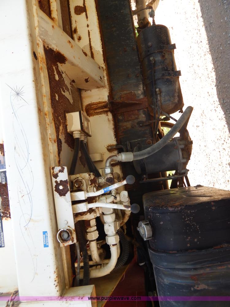 image for item G3265 1997 International 4900 refuse truck