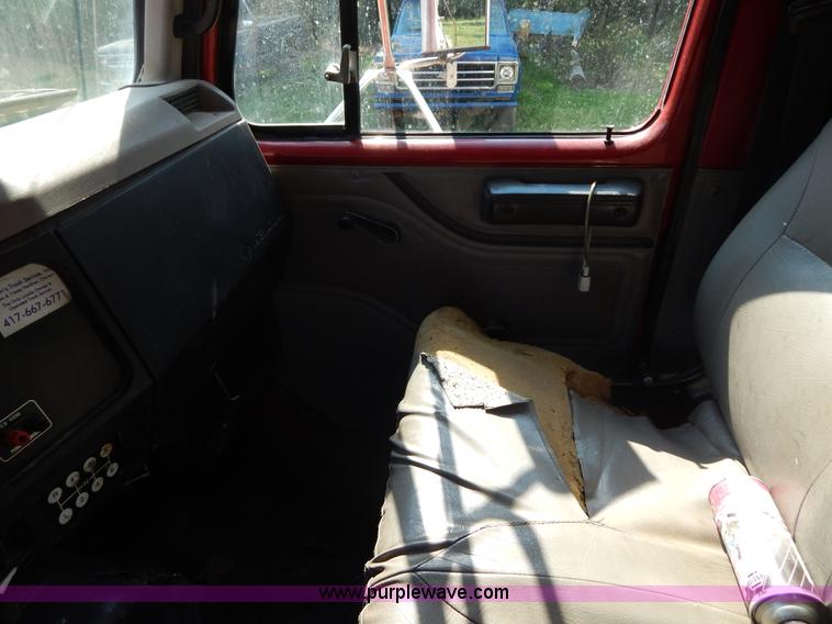 image for item G3265 1997 International 4900 refuse truck