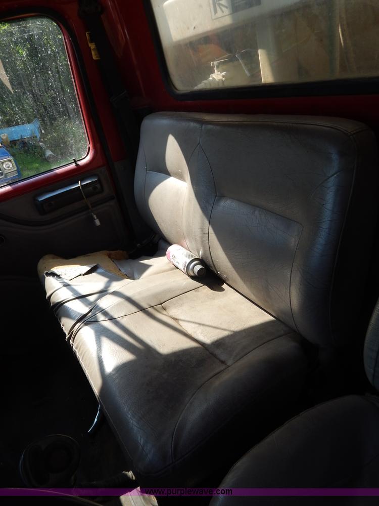 image for item G3265 1997 International 4900 refuse truck