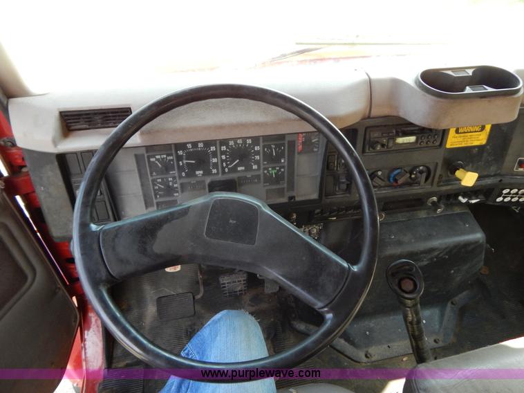 image for item G3265 1997 International 4900 refuse truck