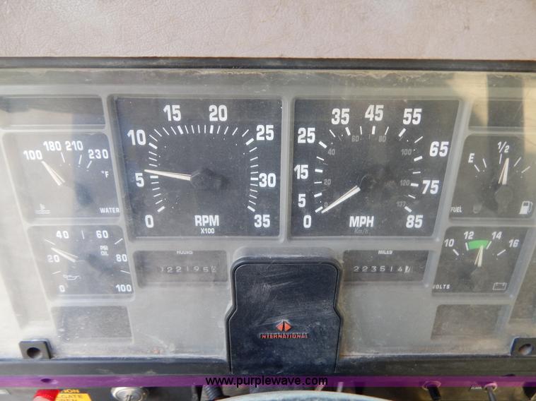 image for item G3265 1997 International 4900 refuse truck