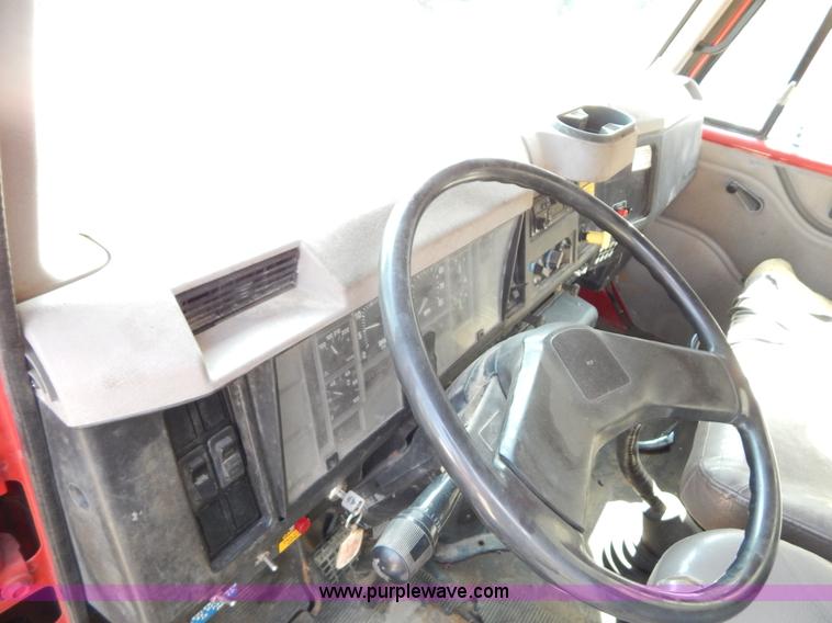 image for item G3265 1997 International 4900 refuse truck