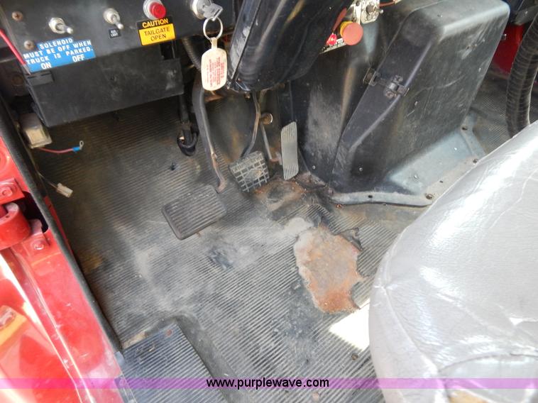 image for item G3265 1997 International 4900 refuse truck