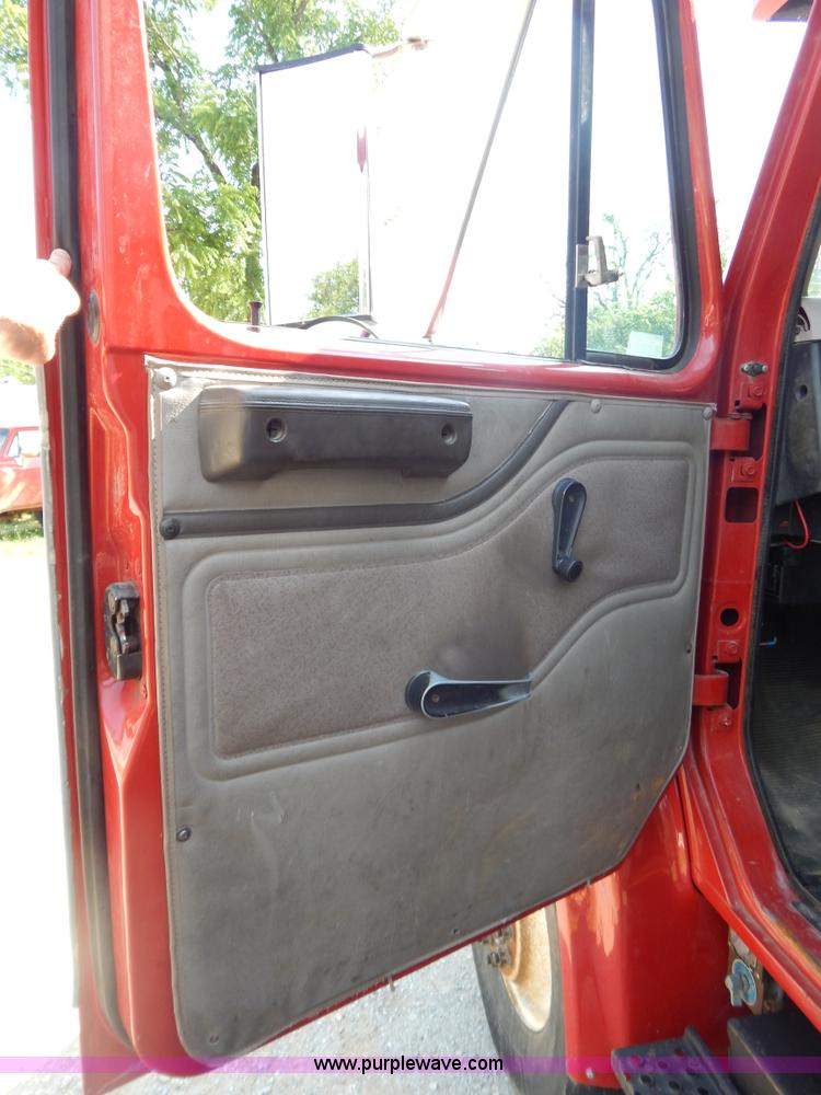 image for item G3265 1997 International 4900 refuse truck