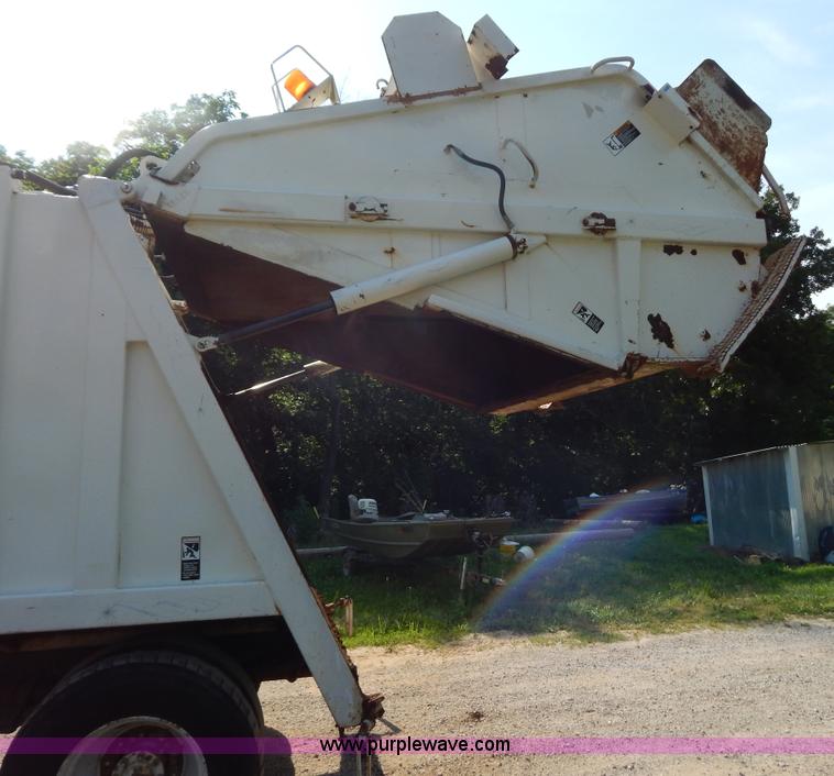 image for item G3265 1997 International 4900 refuse truck