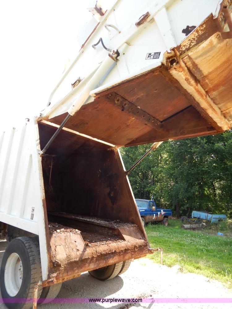 image for item G3265 1997 International 4900 refuse truck