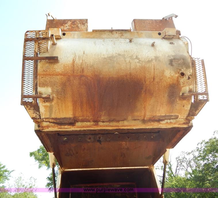 image for item G3265 1997 International 4900 refuse truck