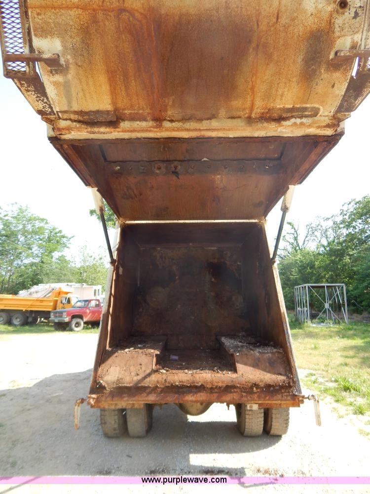 image for item G3265 1997 International 4900 refuse truck