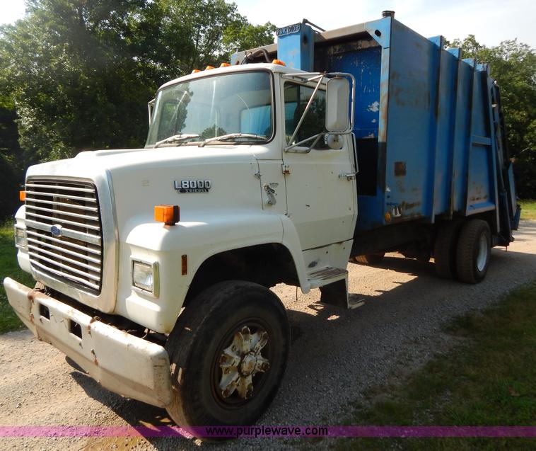 image for item G3266 1989 Ford L8000 refuse truck