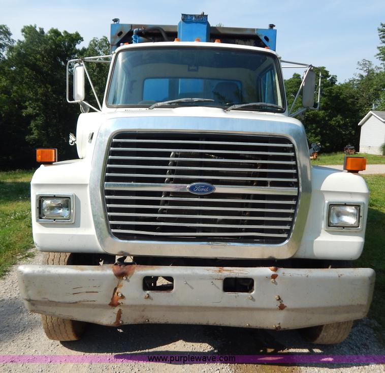 image for item G3266 1989 Ford L8000 refuse truck