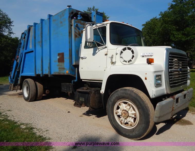 image for item G3266 1989 Ford L8000 refuse truck