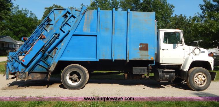 image for item G3266 1989 Ford L8000 refuse truck