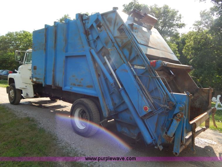 image for item G3266 1989 Ford L8000 refuse truck