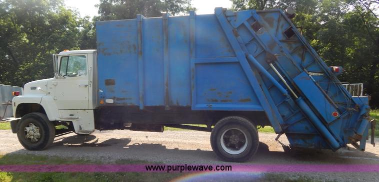 image for item G3266 1989 Ford L8000 refuse truck