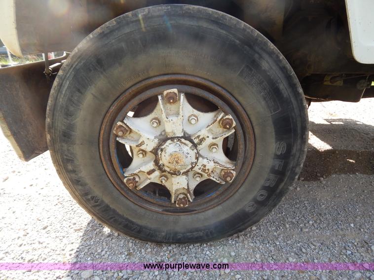 image for item G3266 1989 Ford L8000 refuse truck