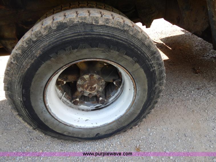 image for item G3266 1989 Ford L8000 refuse truck