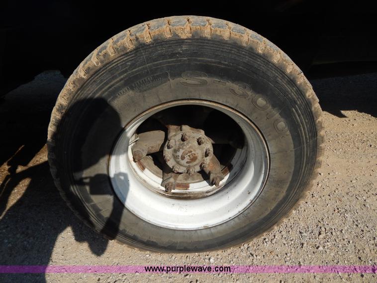 image for item G3266 1989 Ford L8000 refuse truck