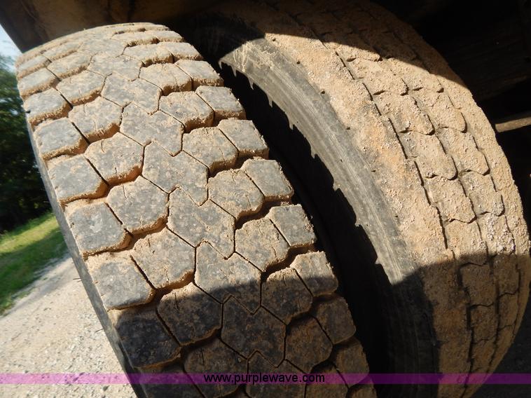 image for item G3266 1989 Ford L8000 refuse truck