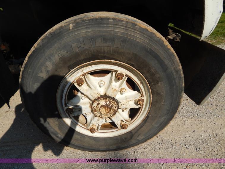 image for item G3266 1989 Ford L8000 refuse truck