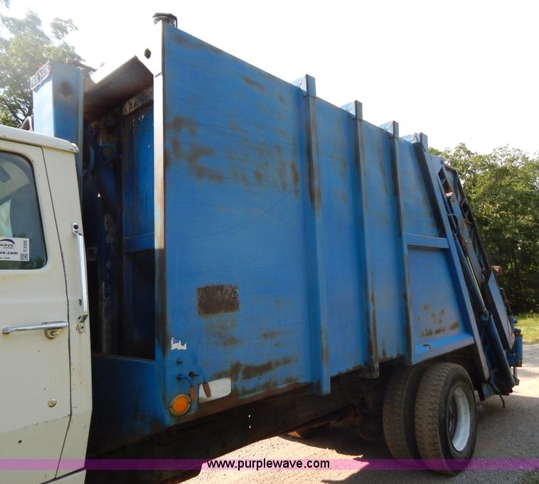 image for item G3266 1989 Ford L8000 refuse truck