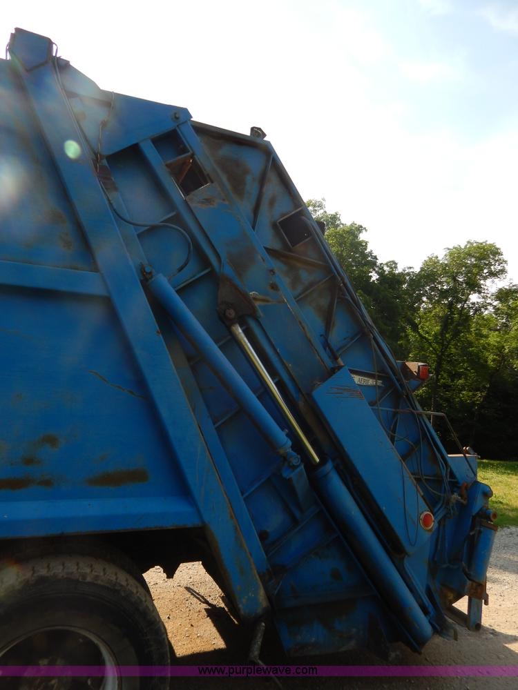 image for item G3266 1989 Ford L8000 refuse truck
