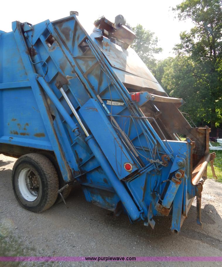 image for item G3266 1989 Ford L8000 refuse truck