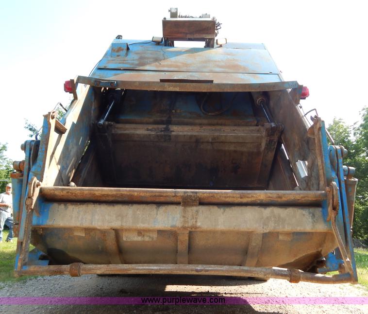 image for item G3266 1989 Ford L8000 refuse truck