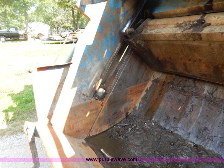 image for item G3266 1989 Ford L8000 refuse truck