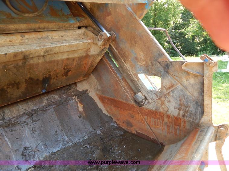 image for item G3266 1989 Ford L8000 refuse truck