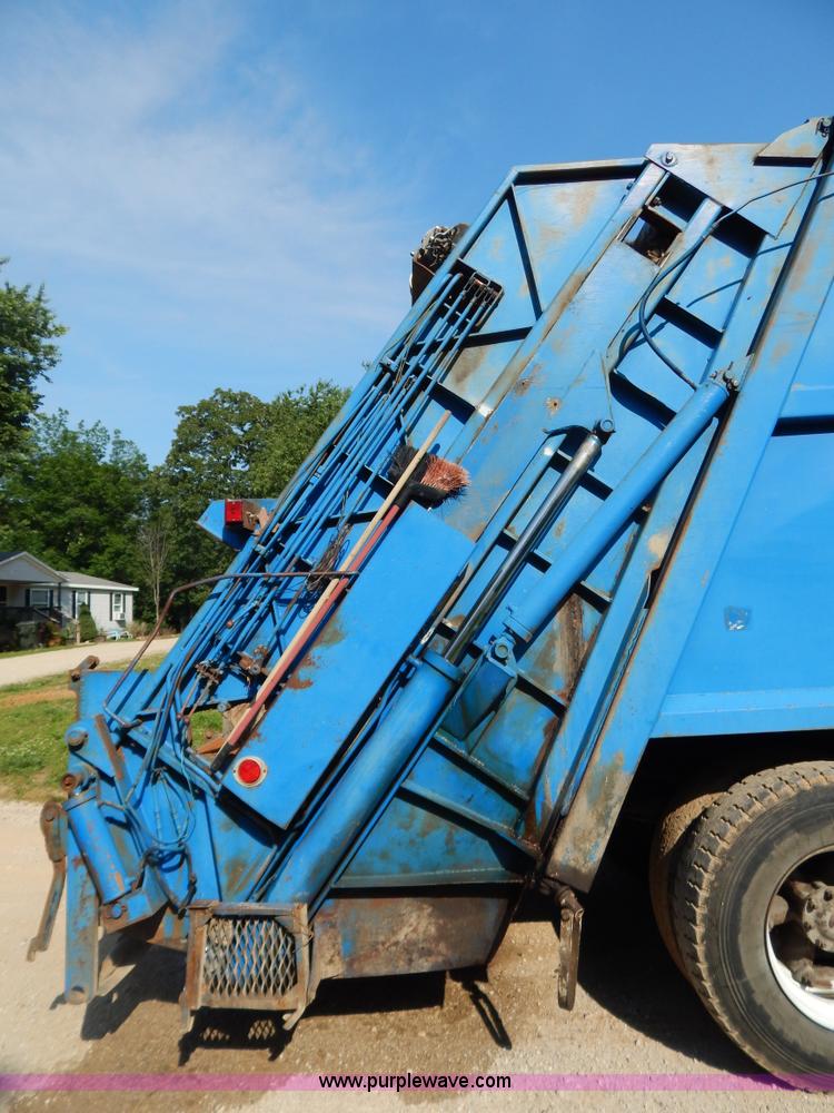 image for item G3266 1989 Ford L8000 refuse truck