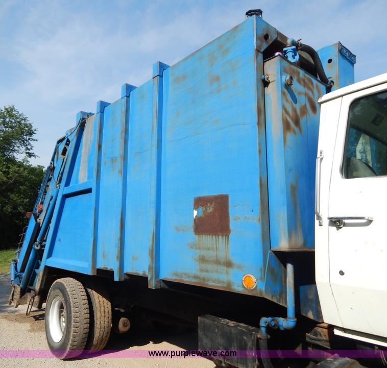 image for item G3266 1989 Ford L8000 refuse truck