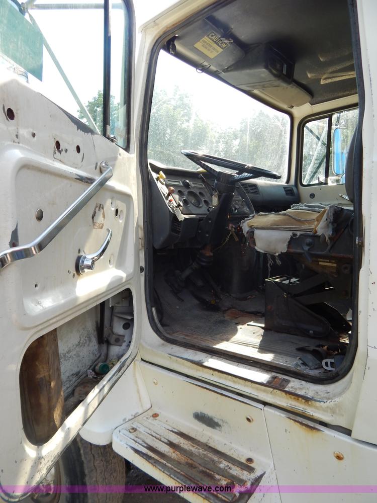 image for item G3266 1989 Ford L8000 refuse truck