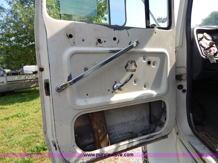 image for item G3266 1989 Ford L8000 refuse truck