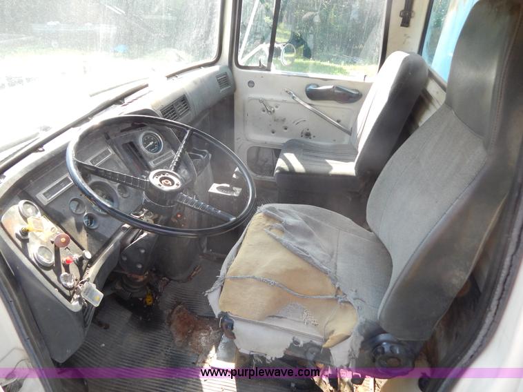 image for item G3266 1989 Ford L8000 refuse truck