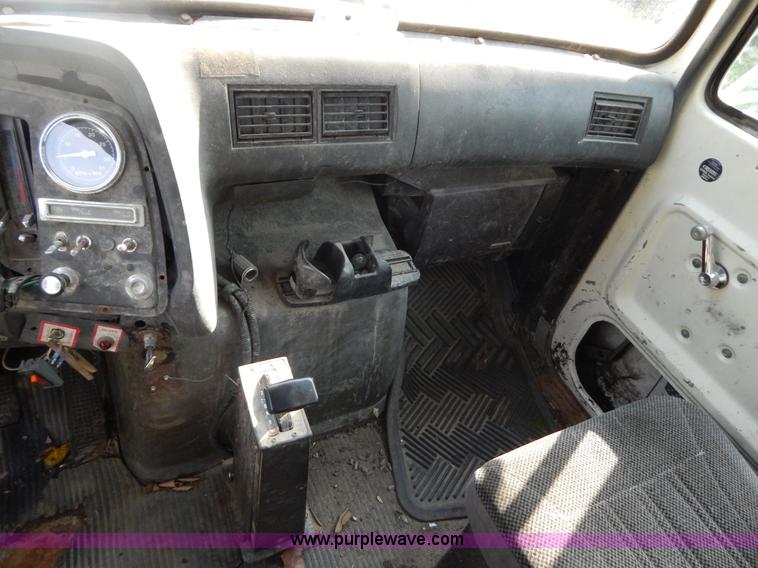 image for item G3266 1989 Ford L8000 refuse truck