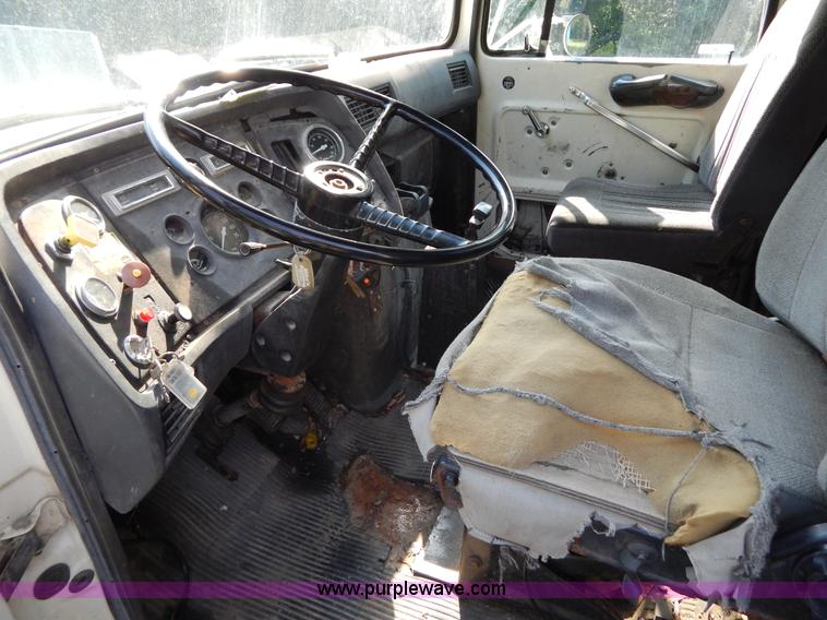 image for item G3266 1989 Ford L8000 refuse truck