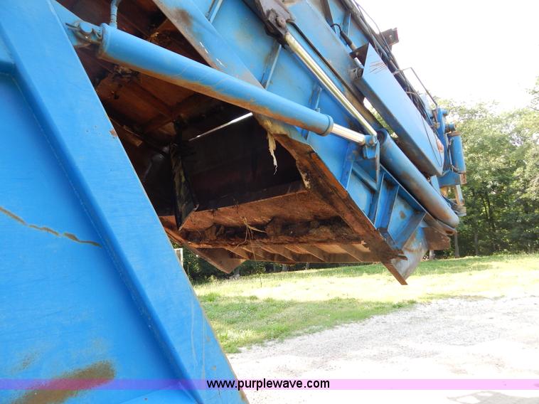 image for item G3266 1989 Ford L8000 refuse truck