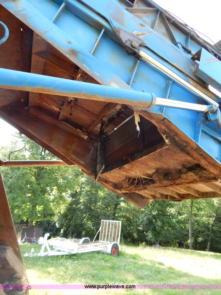 image for item G3266 1989 Ford L8000 refuse truck