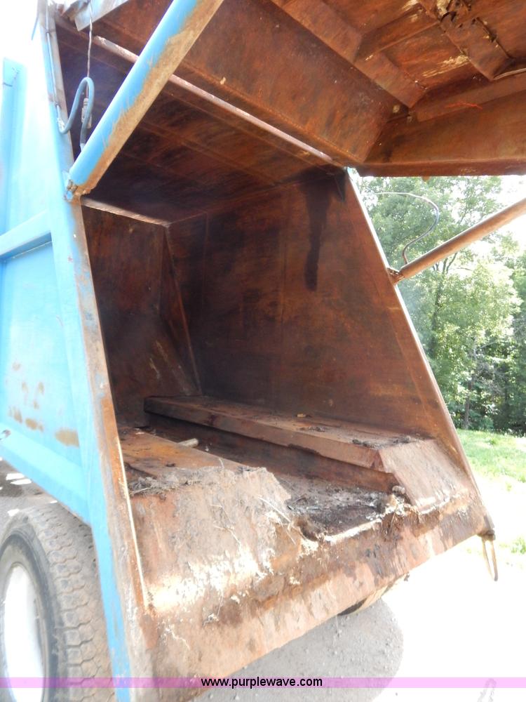 image for item G3266 1989 Ford L8000 refuse truck