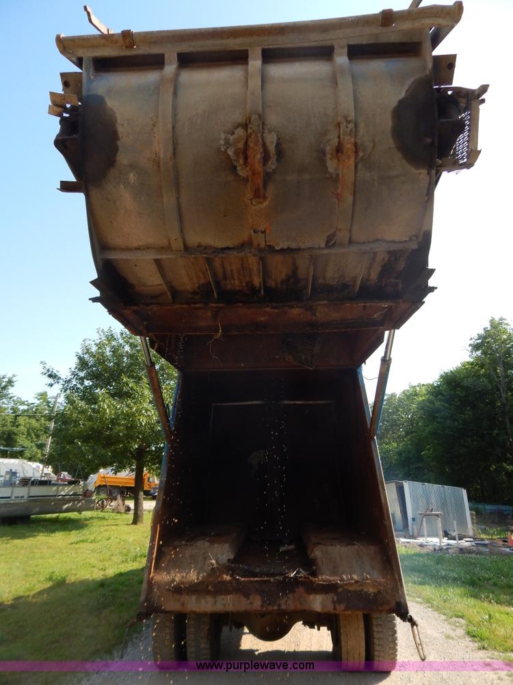 image for item G3266 1989 Ford L8000 refuse truck