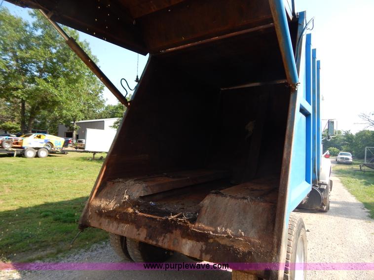 image for item G3266 1989 Ford L8000 refuse truck