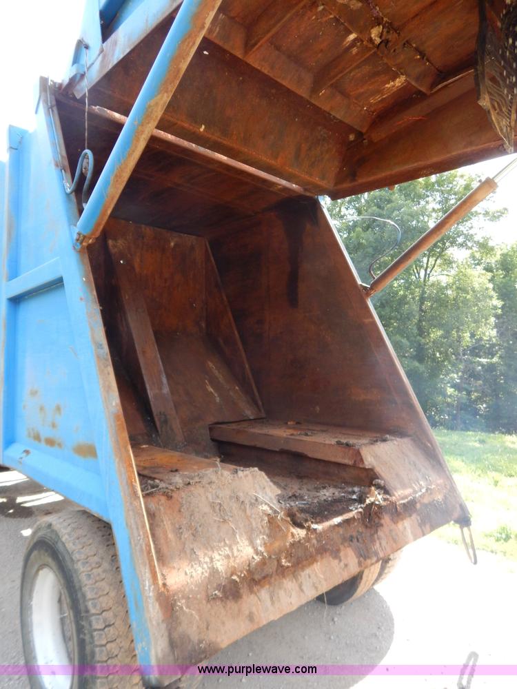 image for item G3266 1989 Ford L8000 refuse truck