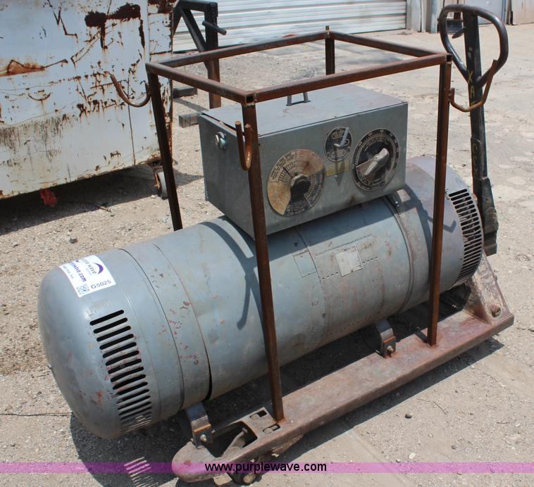 image for item G5025 Lincoln SAE600 welder