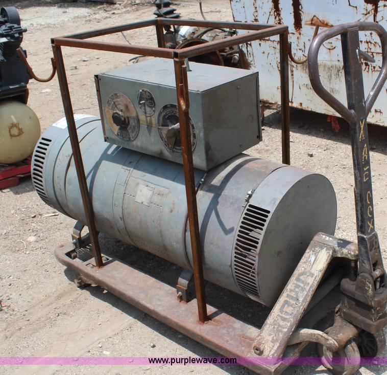 image for item G5025 Lincoln SAE600 welder